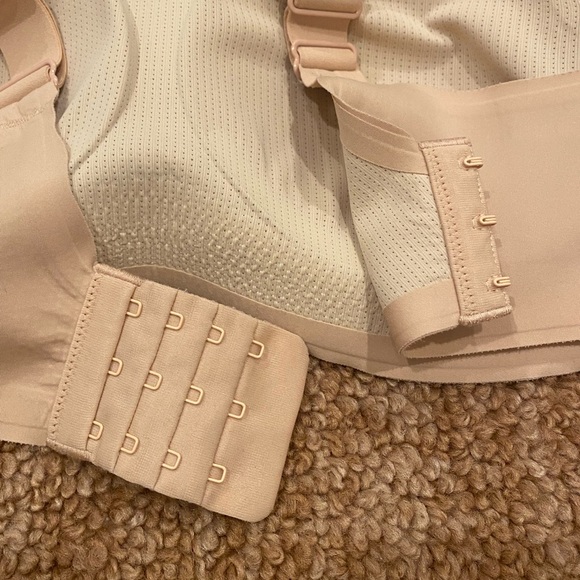 Comfelie Airlite Breathable Seamless Wireless Bra Medium Nude Scalloped Molded - Picture 3 of 7